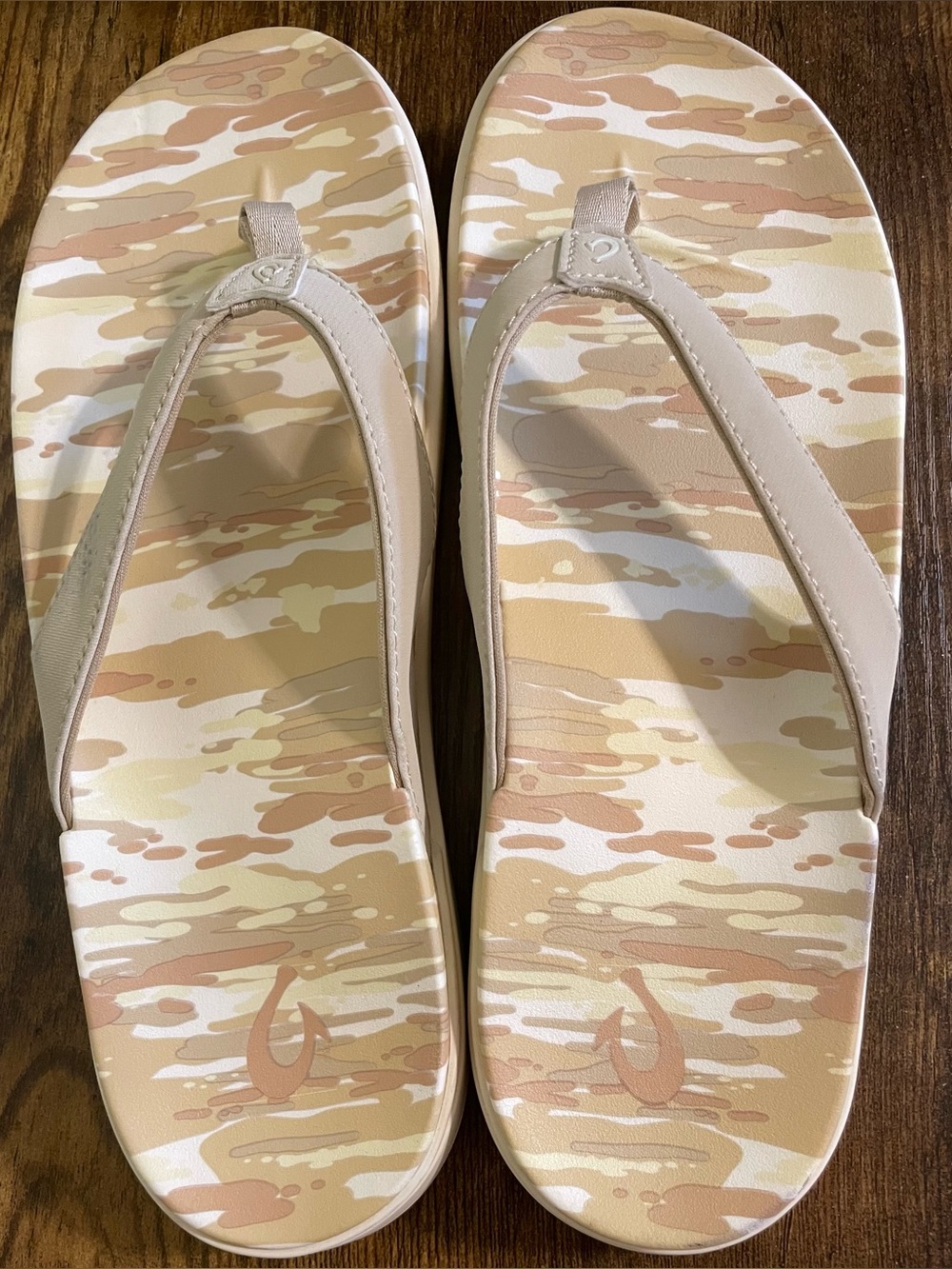 Olukai Women's Beige Camo Flip Flop Sandals size 8